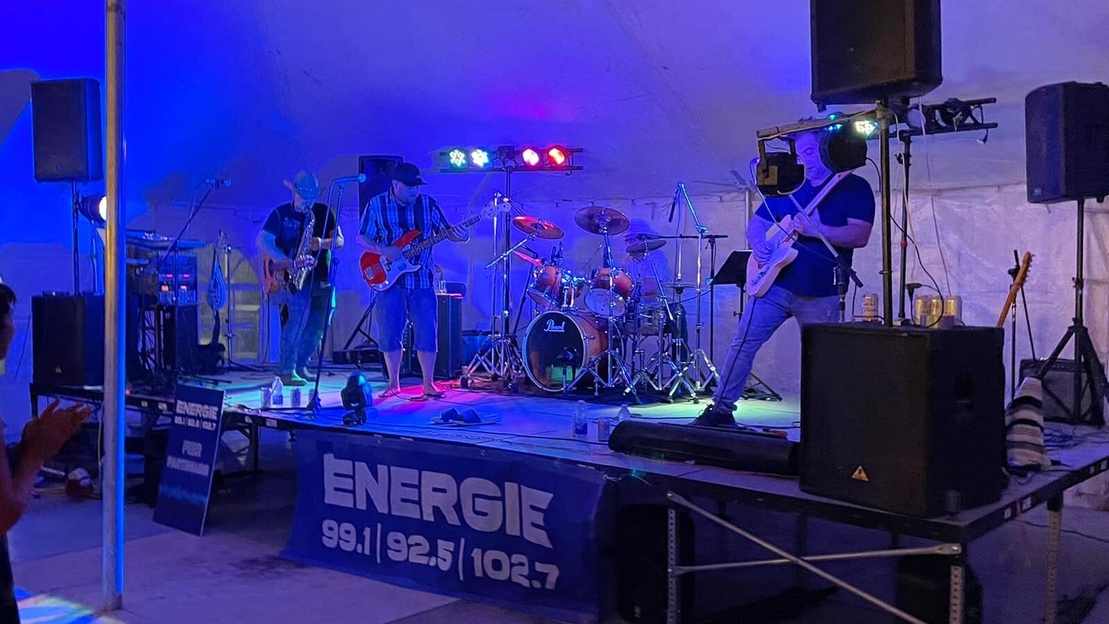 Groupe en soirée sous le chapiteau